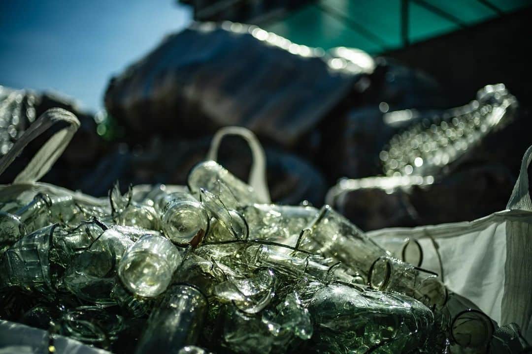 ジェイソン・モモアのインスタグラム：「Meili is proud to honor National Recycling Day with our beautifully unique, 100% recycled glass! Our message for sustainability - and a greener future for all, lies within every bottle.   #recyclingreimagined」