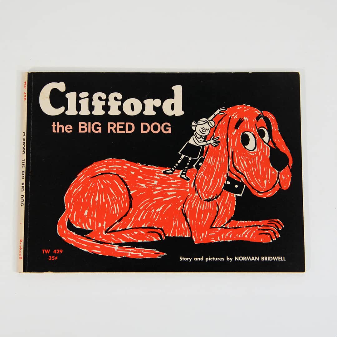 国立アメリカ歴史博物館のインスタグラム：「In celebration of #YoungReadersWeek, check out these interesting copies of “Clifford The Big Red Dog,” part of our collection.   First published in 1963, Clifford became an international favorite for young readers when Scholastic began publishing these stories in 13 languages and marketing to over 30 countries. The museum has several copies of the book, including a copy that was published in 1963, bilingual copies, an experimental phonetically spelled version, and more. As one of the most popular books for children who are learning to read, Clifford is an internationally beloved character among preschoolers and parents!  #ChildrensBooks #CliffordTheBigRedDog   Follow the link in our bio to learn more about Clifford at the Smithsonian:   📷: "Clifford the Big Red Dog," published by Scholastic, Inc., in 1963 📷: "Clifford the Big Red Dog Board Book,” Arabic and English 📷: “Las buenas acciones de Clifford” 📷: “Clifford at the Circus,” Greek 📷: “Clifford the Big Red Dog,” phonic version」
