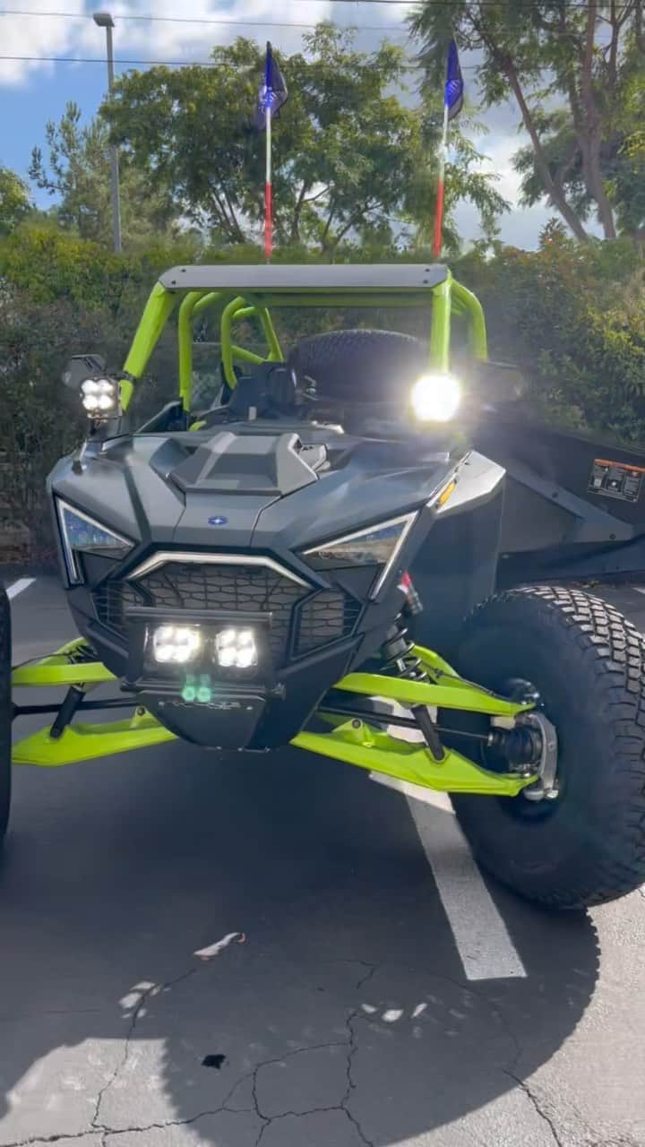 ケアリー・ハートのインスタグラム：「Ooohhhhhh yes 🤤🤤. My dude @tcclarkeee and @polarisfactoryracing KILLED my new @polarisrzr !!!!!!!!! Bring on dune season!!!!!!!!! Cant wait to get this bad boy out to glamis w/ the family. Huge thanks to @polarisrzr and everyone involved. Also, anyone know of cool off-road spots in central Cal to take this beast out to?」