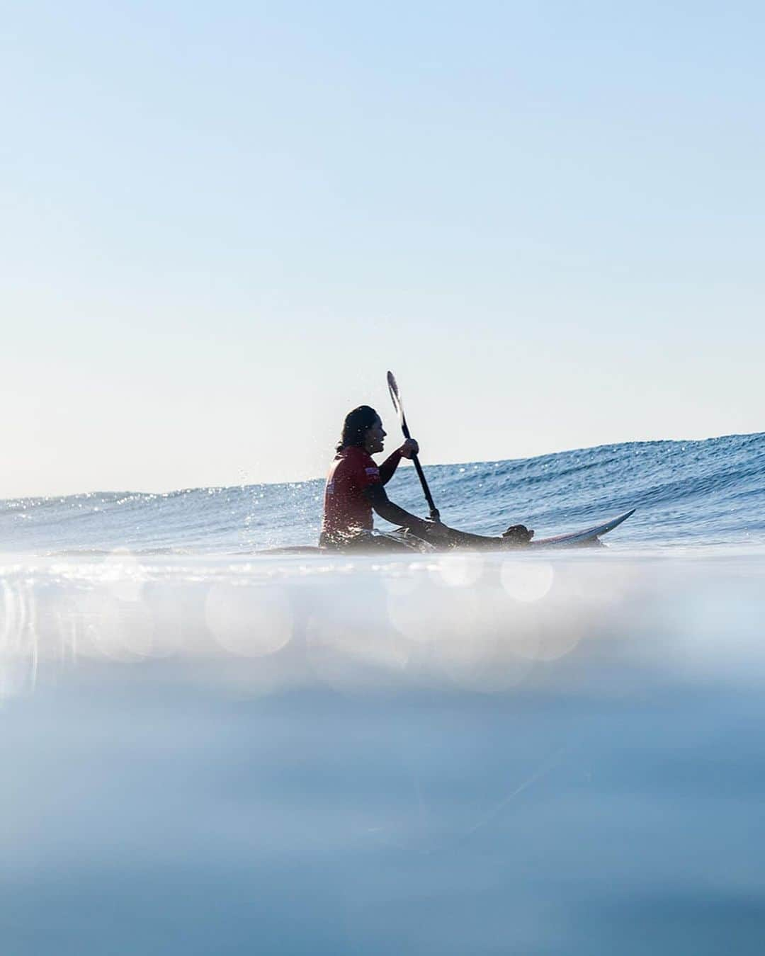 アラナ・ニコルズのインスタグラム：「California Dreamin… cause all the leaves are brown and the sky is actually grey. 🍂 ☁️  Swipe to see the froth face at the end.   📸: @jersson_barboza_photos  @pablofrancostudio   #california #californiasurfers #cali #surf #surfsup #parasurfing #adaptivesurfing #isasurfing」