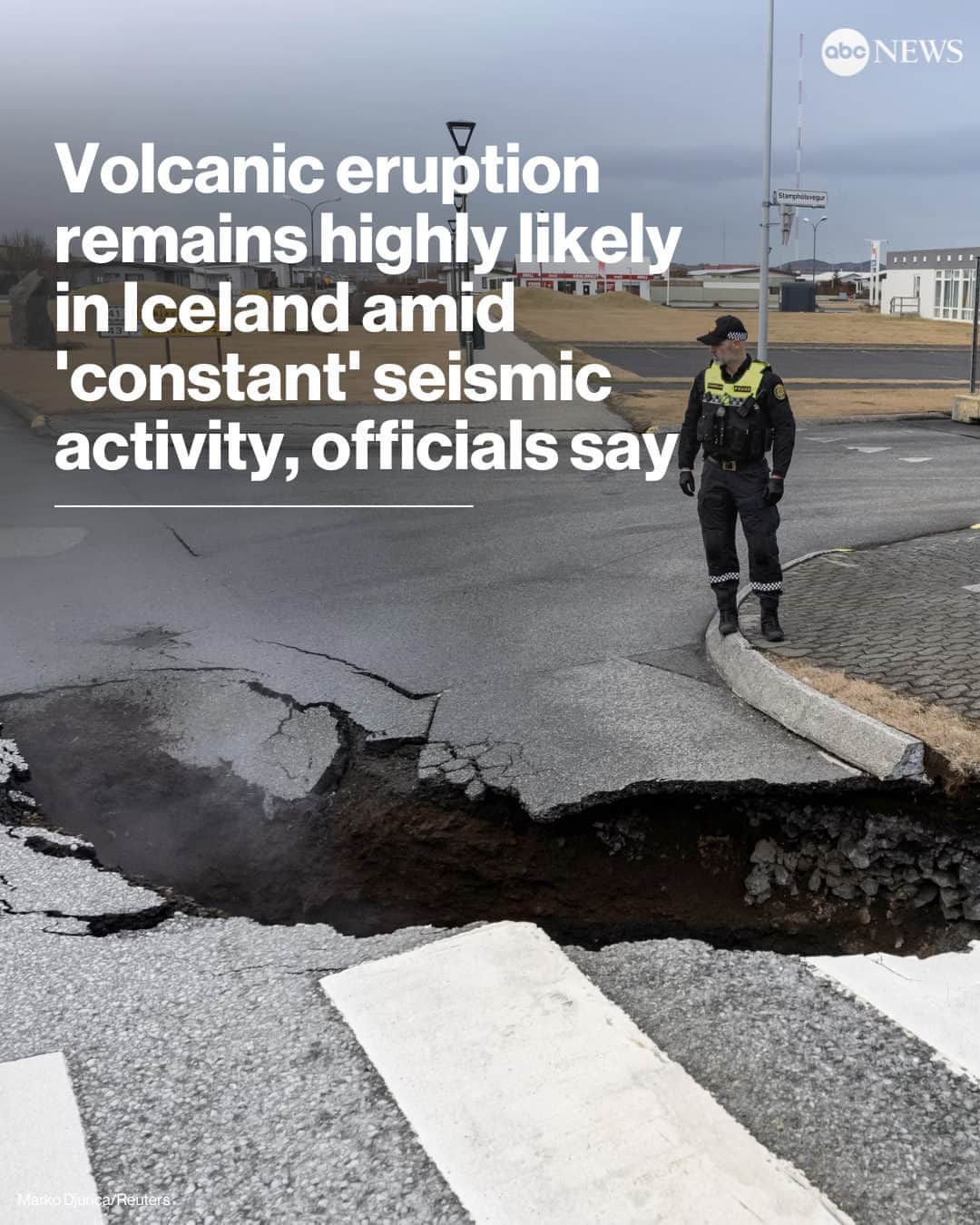 ABC Newsのインスタグラム：「There remains a "significant likelihood" of a volcanic eruption in the coming days in southwestern Iceland, the country's meteorological office says, as hundreds of earthquakes continue to shake the region.  More than 20,000 quakes have shaken the area since late October, with seismic activity a "constant" since Saturday, officials report. Read more at the link in bio.」