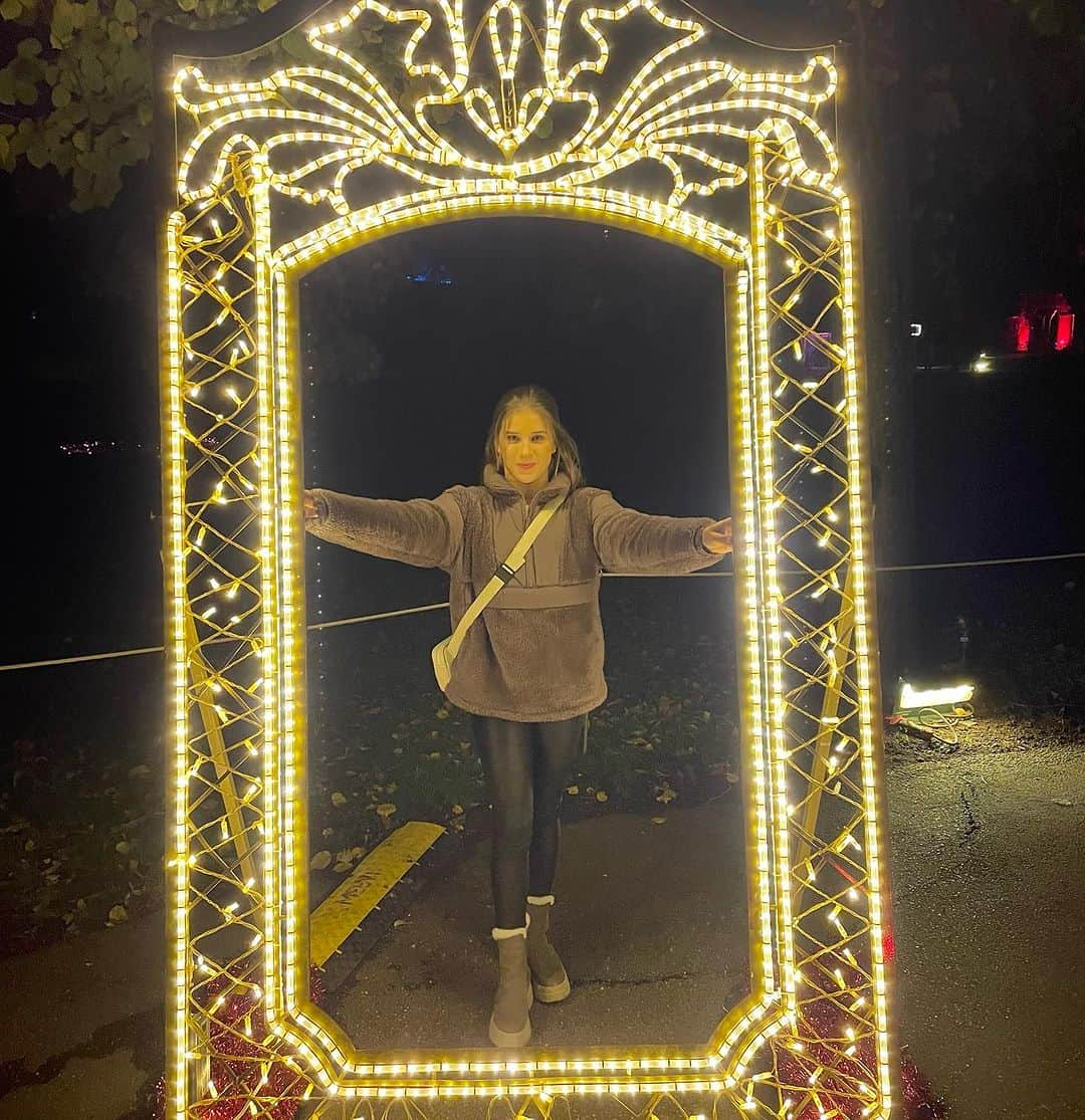 エリザベト・ザイツさんのインスタグラム写真 - (エリザベト・ザイツInstagram)「Christmas Garden Stuttgart ✨🎄💫   #premiere #eliseitz #christmas #christmasgarden #wilhelma」11月16日 5時23分 - seitzeli