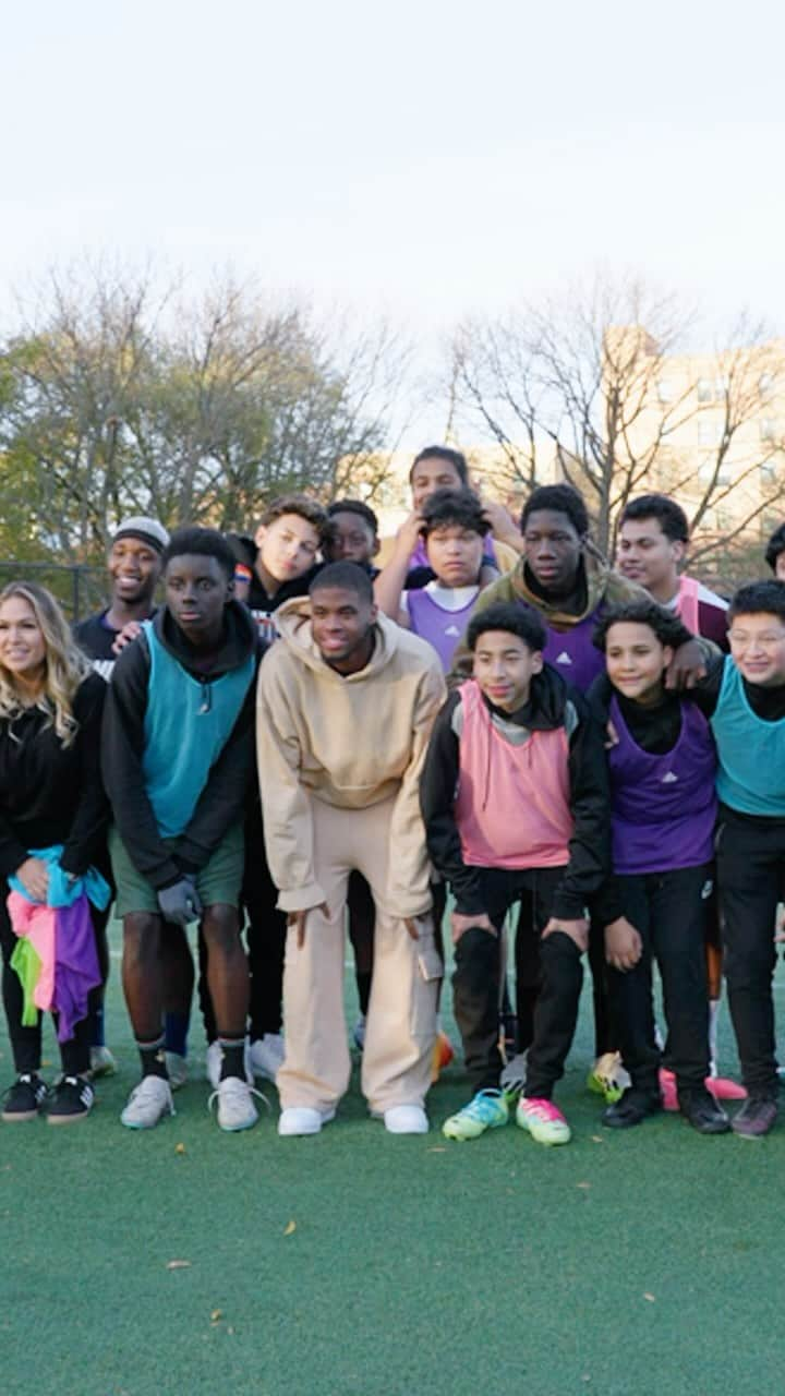 ニューヨーク・シティFCのインスタグラム：「“If you put in the proper work, the confidence should flow.”   @tayvon_.4 pulled up to Crotona Park to connect with the next generation of players from the Bronx 🤝」