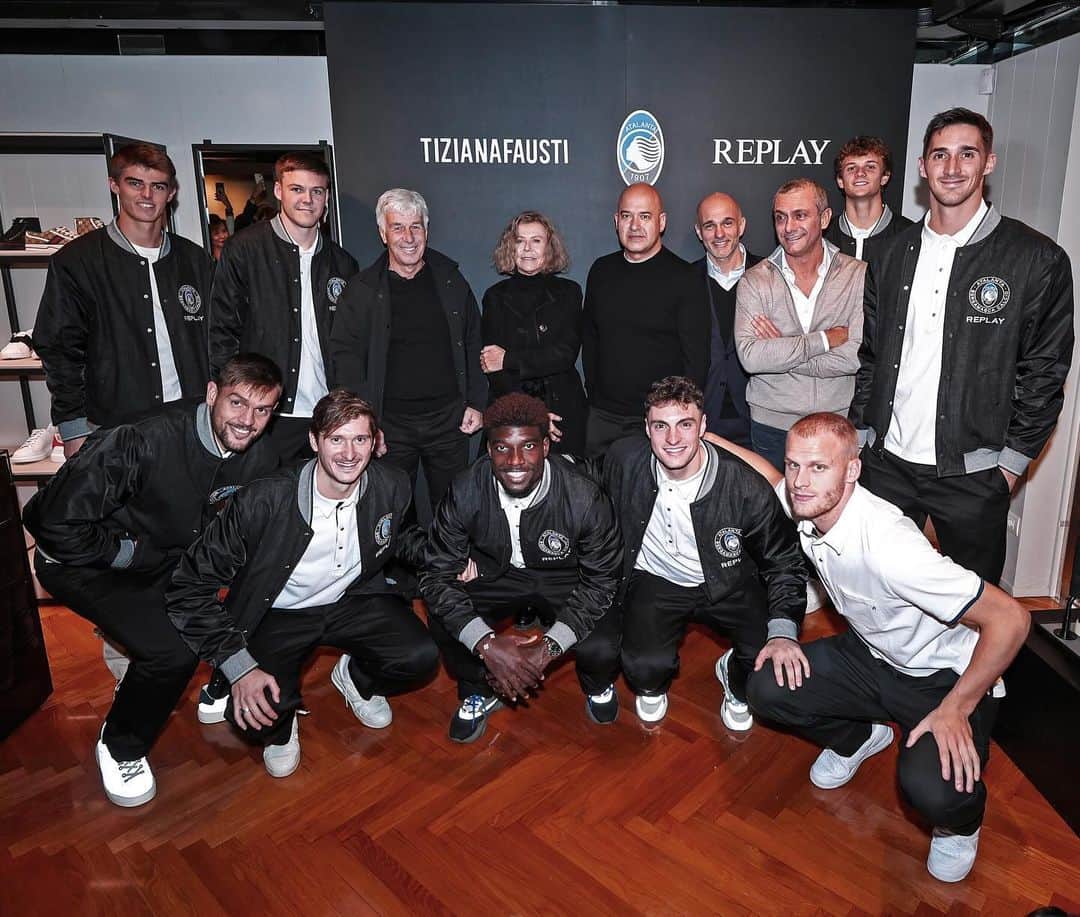アタランタBCのインスタグラム：「#Replay4Atalanta at @tizianafausti 👔  @replay | #GoAtalantaGo ⚫️🔵」