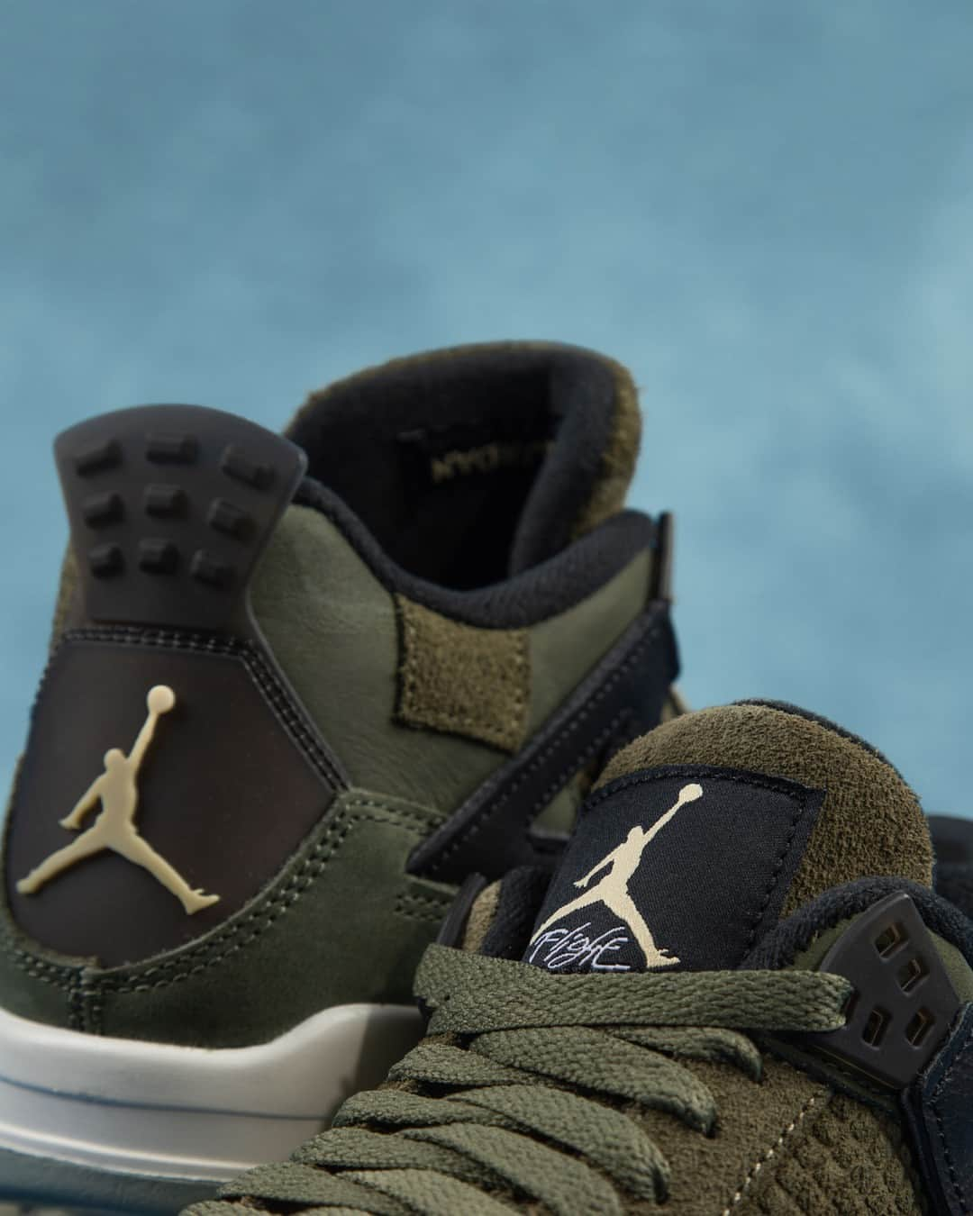 Foot Lockerさんのインスタグラム写真 - (Foot LockerInstagram)「Green with envy 🟢 🟢 🟢   The Jordan Retro 4 Craft 'Olive' launches 11/18 in full-family sizing.  Reserve your pair now in the Foot Locker app.」11月16日 5時29分 - footlocker