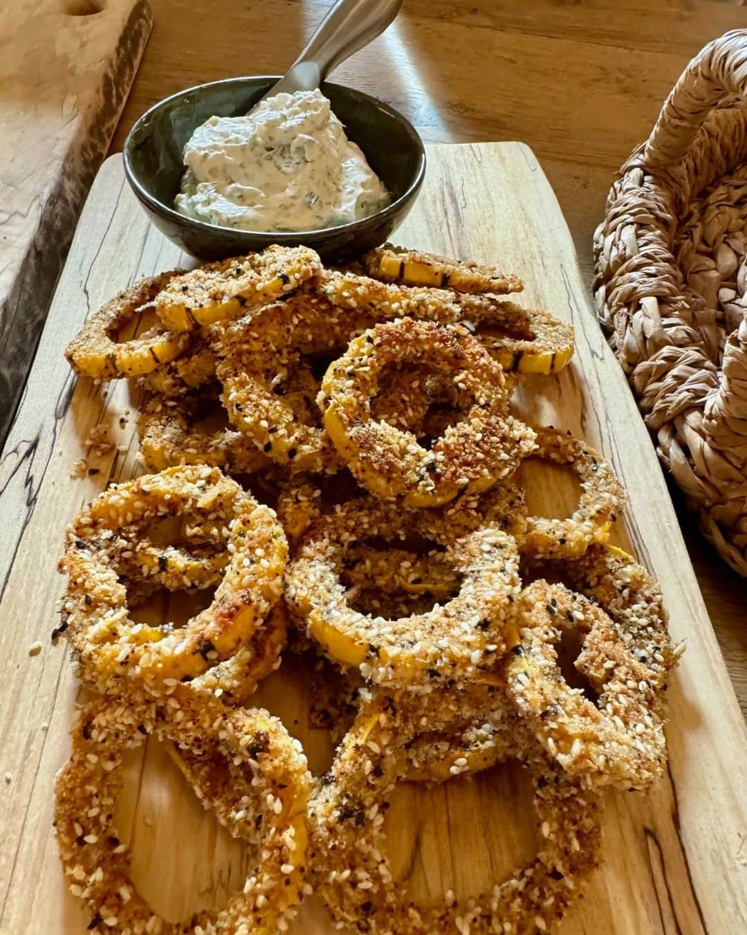 レイチェル・レイさんのインスタグラム写真 - (レイチェル・レイInstagram)「1. Everything delicata squash “bagels” with dill and chive whipped cream cheese ⁠ 2. My moms chicken livers recipe ⁠ 3. Sliced spiced lamb with pomegranate molasses and blood orange 🍊  swipe through ➡️➡️➡️」11月16日 5時29分 - rachaelray