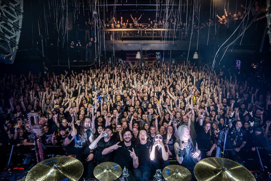 DragonForceさんのインスタグラム写真 - (DragonForceInstagram)「DENVER!! Thanks for another INSANE SOLD OUT SHOW last night! We've been having a blast on our headlining US tour these past few weeks! We have two more SOLD OUT SHOWS in a row with support from @edgeofparadise + @nanowarofsteel + @amarantheofficial. See you tonight, Salt Lake City!  📸: @harrybabyjpg  #dragonforce #warpspeedwarriors #tour」11月16日 5時32分 - dragonforcehq