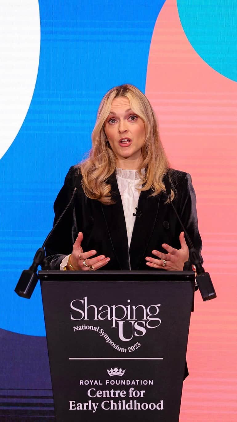 ウィリアム（ケンブリッジ公）のインスタグラム：「📌 The #ShapingUs National Symposium  Social and emotional life skills do not receive enough attention, either during early childhood or throughout the rest of our lives. In fact, for many adults, the only time they are encouraged and supported to work on these skills, is at some sort of crisis point – when things have gone so far that psychological intervention is required, or rehabilitation, or prison.  It is therefore time we understood that building a healthier world means nurturing the foundations that support our children – everything from the systems that govern early care through to our attitudes to those raising the next generation, and the support they receive.」
