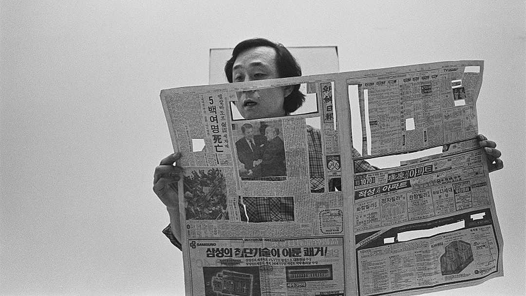 グッゲンハイム美術館のインスタグラム：「An active member of the ST Group, Sung Neung Kyung used the technique of cutting to clandestinely resist the Korean government’s efforts to suppress and control the public. In “Newspapers: After 1st of June 1974,” Sung specifically addressed the Park Chung Hee administration’s censorship of the press throughout the 1970s.   See the artist perform "Reading Newspapers" November 17 and 18. To join, meet in the exhibition gallery on Tower Level 4 at 2 pm. Free with museum admission. First come, first served.  Can't join? We will be streaming the performance on Instagram Live on Friday, November 17.  Learn more at the link in our bio. #ExperimentalArtInKorea …. Pictured: Sung Neung Kyung, "Reading Newspapers," 1976. Performance view, ’86 Seoul Performance and Installation Art Festival, Art Cosmos, Seoul, 1986. © Sung Neung Kyung. Photo: Choi Kunsu #SungNeungKyung」