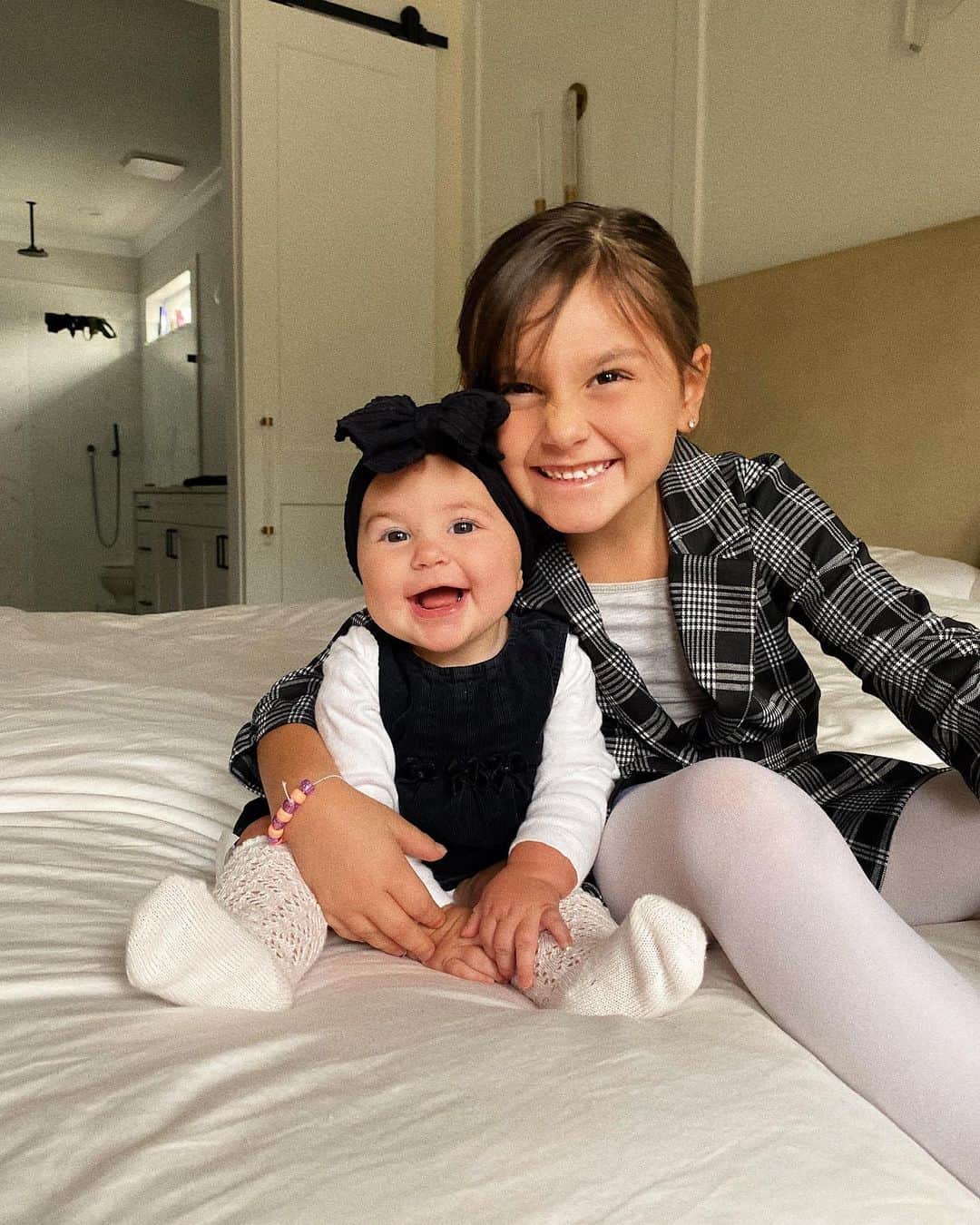 のインスタグラム：「My beautiful happy girls! I swear Isabel is Cody’s twin and Mia is mine.😅💗」
