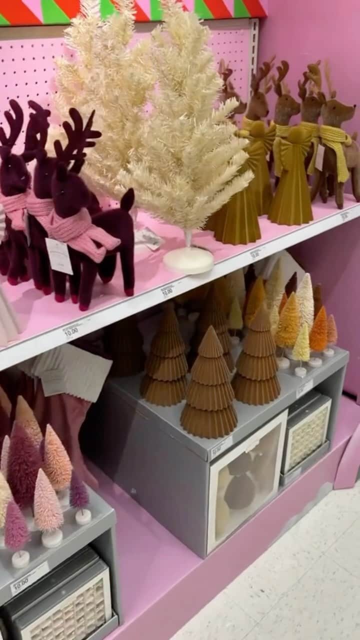 Targetのインスタグラム：「in my christmas era🎄shop all flocked decor, link in bio.  #onlyattarget #christmasdecor TT: adanhelly」