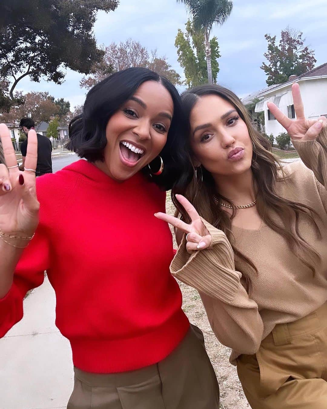 ジェシカ・アルバのインスタグラム：「We’re back! Filming season 2 of @honest_renovations w my main @lizzymathis - let’s goooo ☺️👏🏽🎬」