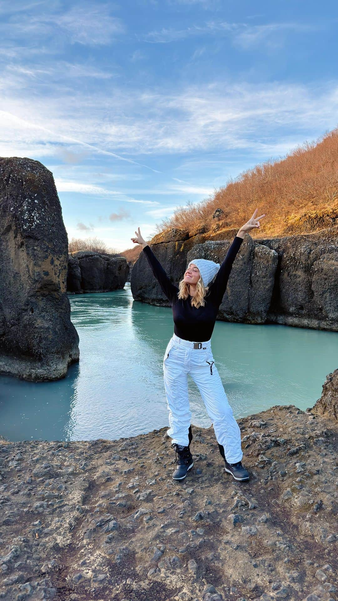 ジェマ・マリンのインスタグラム：「Día 2 en Islandia!!! Hoy tendríamos que haber visto dos cataratas pero hemos querido disfrutar del Secret Lagoon y casi se nos ha hecho de noche! Así que mañana tendremos más cosas para ver 👀  📍 Brúarhlöð ( Un cañón con formaciones rocosas situado en el Círculo Dorado. Hace siglos el río Hvítá se hizo paso a través de las rocas y hoy deja un vista impresionante de un desfiladero de rocas entrelazadas) 📍 Secret Lagoon ( La piscina geotermal más antigua de Islandia. El agua caliente proviene de las hot springs de alrededor, incluso hay un pequeño géiser visible que salta cada 5-10 minutos. La temperatura es de 38-40 grados todo el año)     #Islandia #iceland #🇮🇸 #hotsrping #thermalbaths #aguastermales」