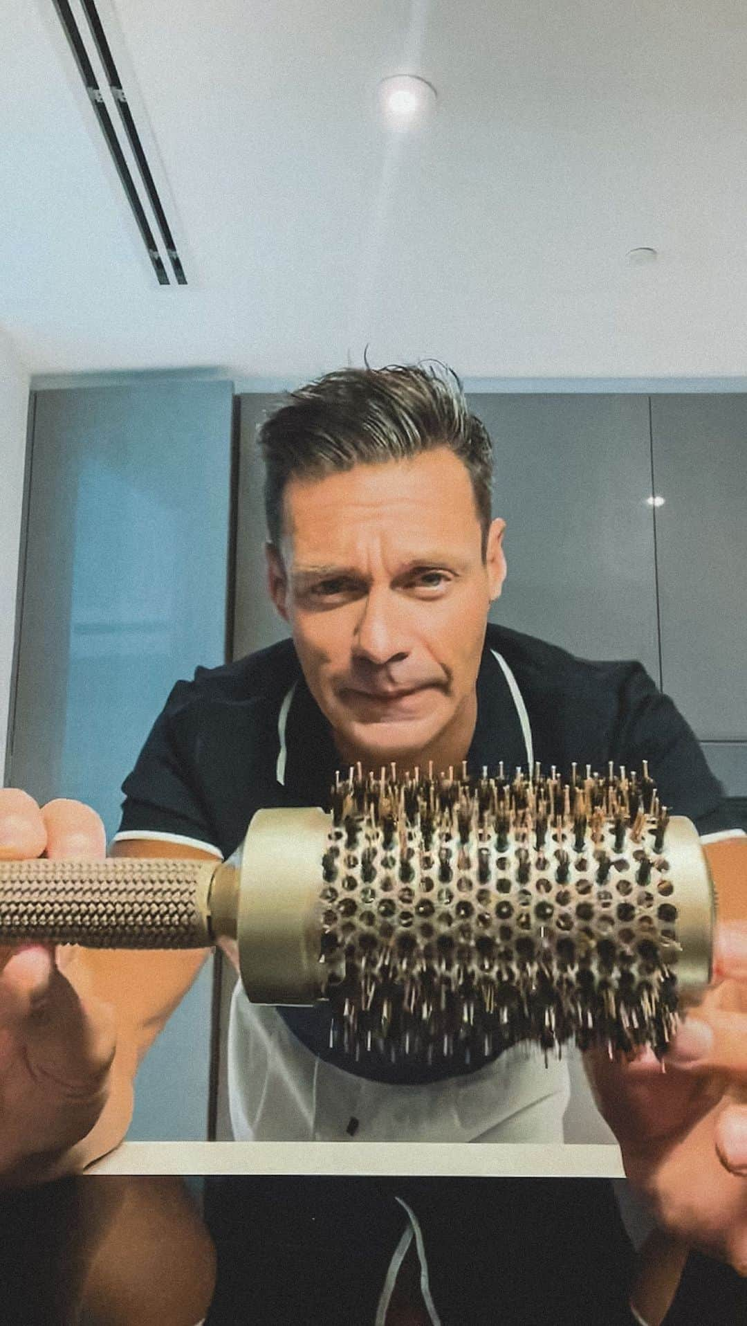 ライアン・シークレストのインスタグラム：「#SeacrestSelfCare tip: this high-tech Sndyi hair brush. Let’s be honest, anything that adds more height is a self-care essential 😏」