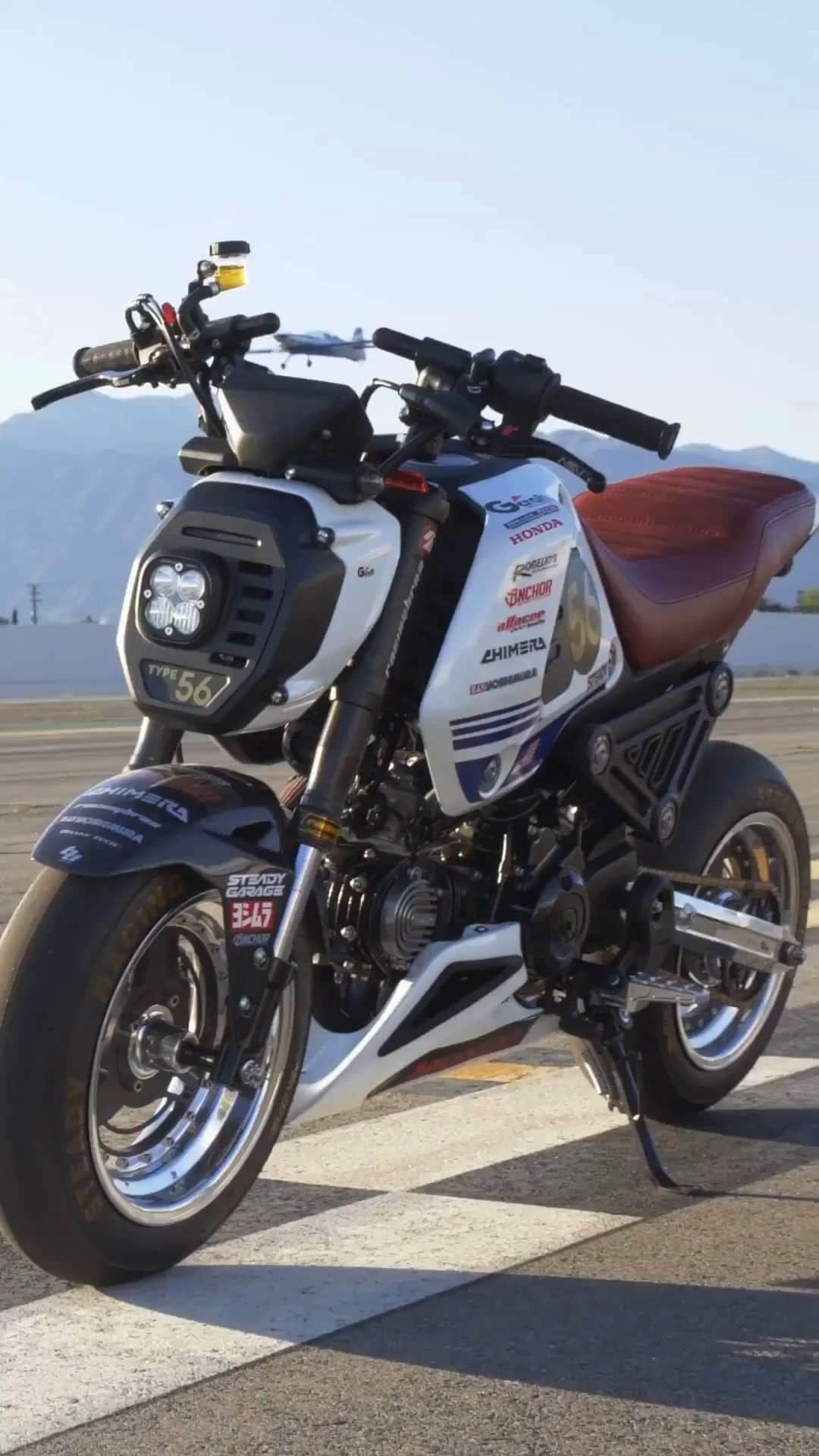 Honda Powersports USのインスタグラム：「The smallest machine on the air strip... but the hottest. 🔥 @steadygarage knocked it out of the park with this track-themed 2022 Grom build. Check out the full part list & build story of "Type Fifty6" at steadygarage.com. #miniMOTO #BetterOnAHonda   Video and Build by @steadygarage 🏷️」