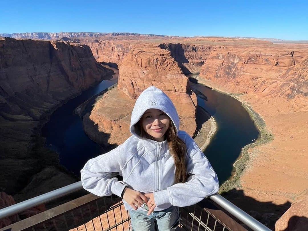 大田明奈さんのインスタグラム写真 - (大田明奈Instagram)「Sedna.Grand Canyon.Horseshoe Bend どこも素敵な所でした🏜️ 時差ボケが治らなくて何処へ行くにも眠かった🥱 今見えてる岩山達は元々は海で埋もれてたんだって🤓📚 想像すると、巨大生物🪼🦣とか居て弱肉強食だったんだろうね。知らんけど笑  もっといろんな国に行っていろんなことを知りたくなった🫶 今一番行きたいのは、ギリシャ🇬🇷、スペイン🇪🇸🥘 来年は行きたいな🔥」11月16日 6時02分 - moreakee