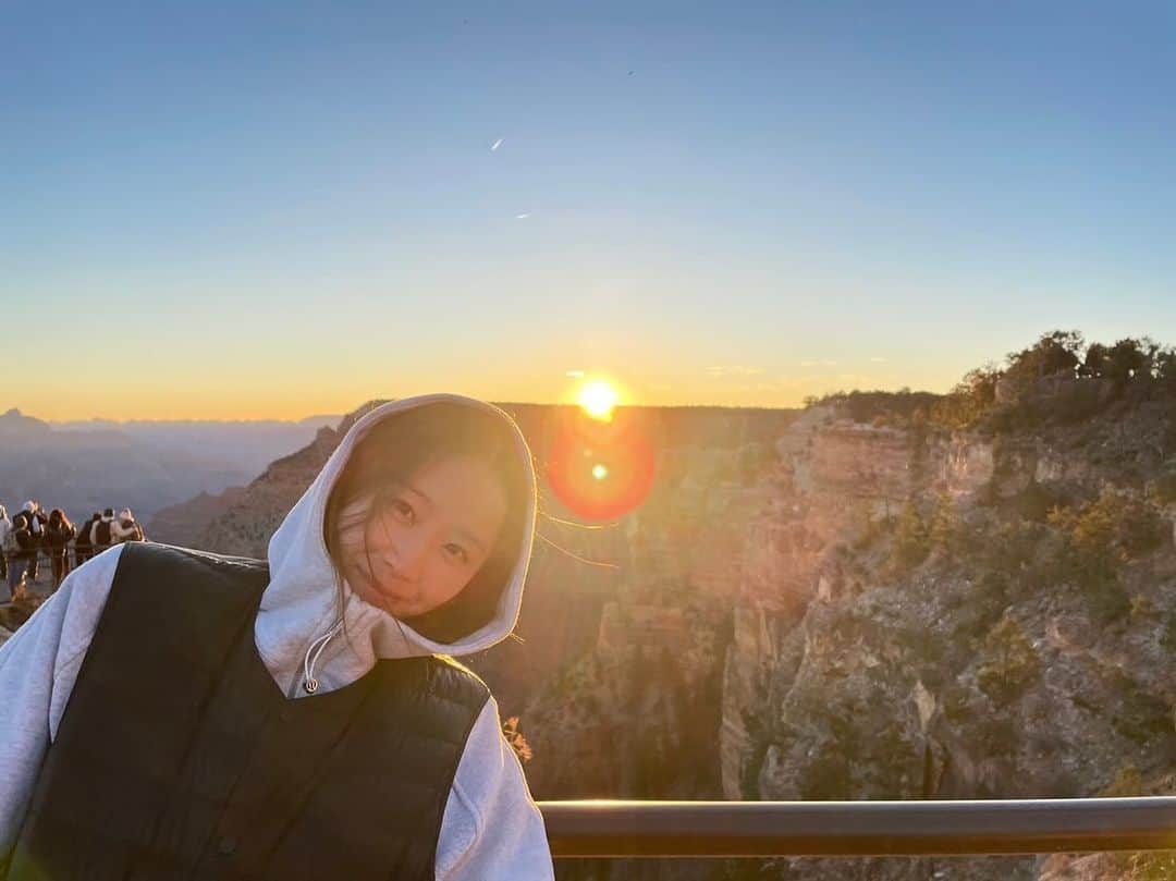 大田明奈さんのインスタグラム写真 - (大田明奈Instagram)「Sedna.Grand Canyon.Horseshoe Bend どこも素敵な所でした🏜️ 時差ボケが治らなくて何処へ行くにも眠かった🥱 今見えてる岩山達は元々は海で埋もれてたんだって🤓📚 想像すると、巨大生物🪼🦣とか居て弱肉強食だったんだろうね。知らんけど笑  もっといろんな国に行っていろんなことを知りたくなった🫶 今一番行きたいのは、ギリシャ🇬🇷、スペイン🇪🇸🥘 来年は行きたいな🔥」11月16日 6時02分 - moreakee