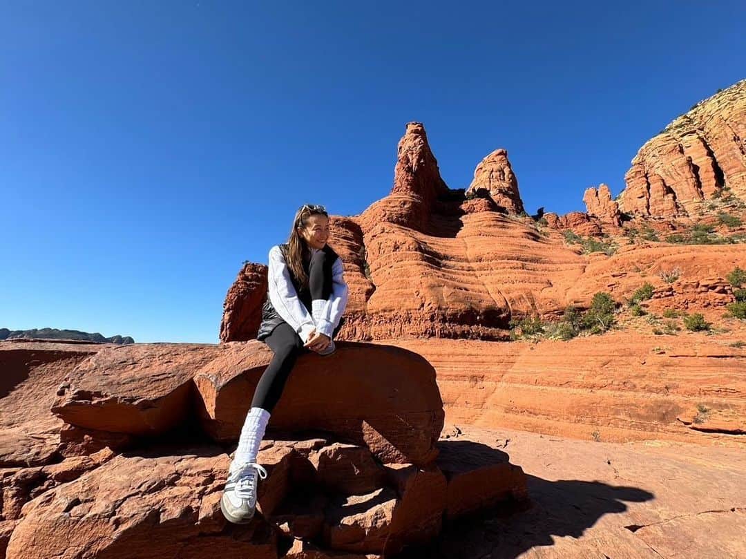 大田明奈のインスタグラム：「Sedna.Grand Canyon.Horseshoe Bend どこも素敵な所でした🏜️ 時差ボケが治らなくて何処へ行くにも眠かった🥱 今見えてる岩山達は元々は海で埋もれてたんだって🤓📚 想像すると、巨大生物🪼🦣とか居て弱肉強食だったんだろうね。知らんけど笑  もっといろんな国に行っていろんなことを知りたくなった🫶 今一番行きたいのは、ギリシャ🇬🇷、スペイン🇪🇸🥘 来年は行きたいな🔥」