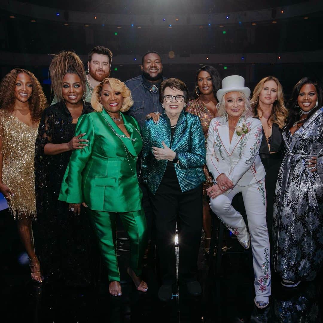 のインスタグラム：「⭐️ TONIGHT'S THE NIGHT! ⭐️   The first-ever #CMTSmashingGlass airs at 9/8c on CMT! Don't miss a moment of the celebration! 🎉」