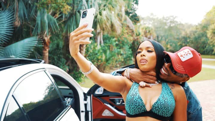 プライズのインスタグラム：「🔥🔥🔥🔥🤣🤣🤣 “Pw*ssy So Good Nicknamed Her The “G.O.A.T”…. 😜 @Plies “Choke” (Video) Out Now!!!!! 😍 #Plies #KingCircleHat #Choke」
