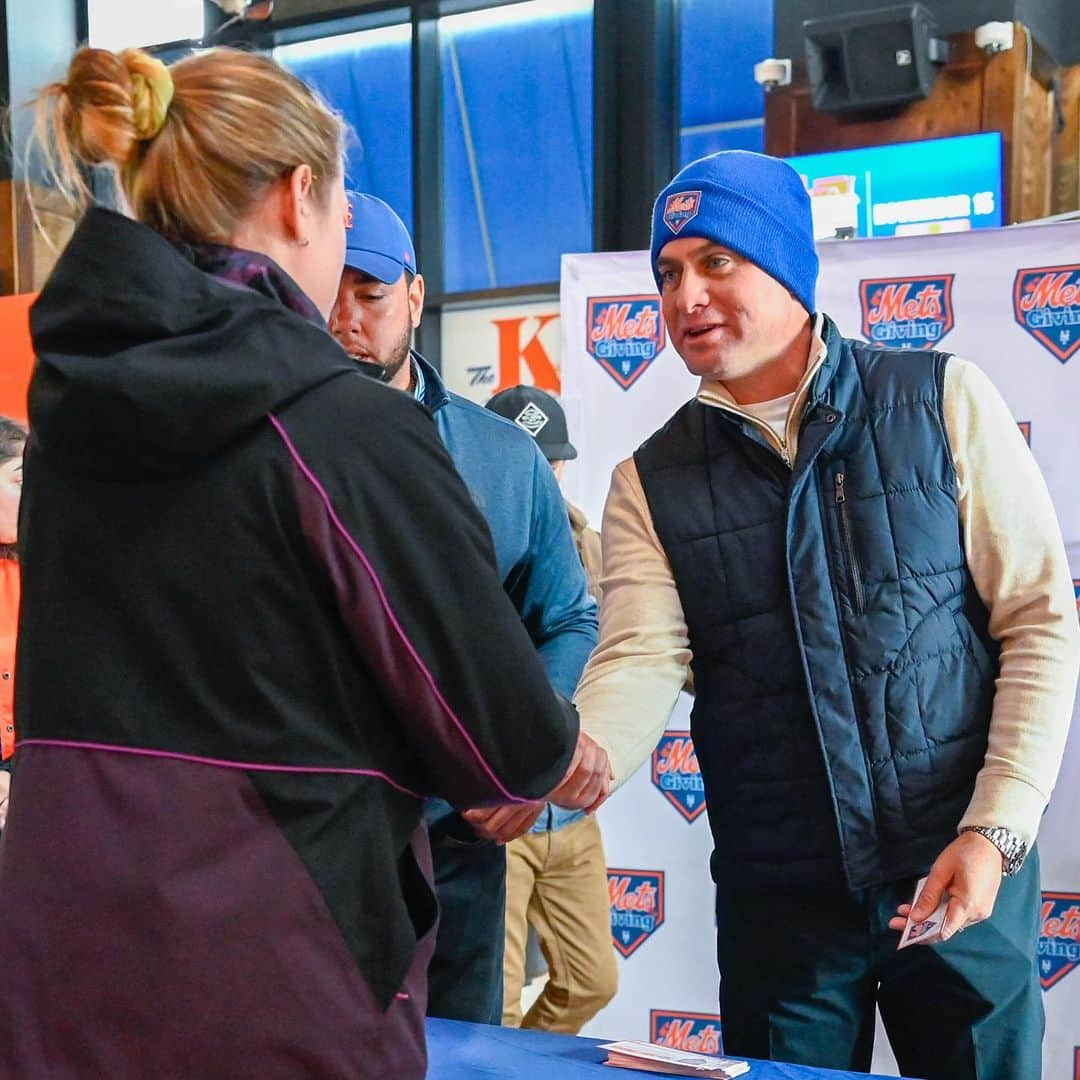 ニューヨーク・メッツのインスタグラム：「Carlos Mendoza stopped by the @amazinmetsfdn MetsGiving Food Drive at the @metsteamstore 🧡💙」