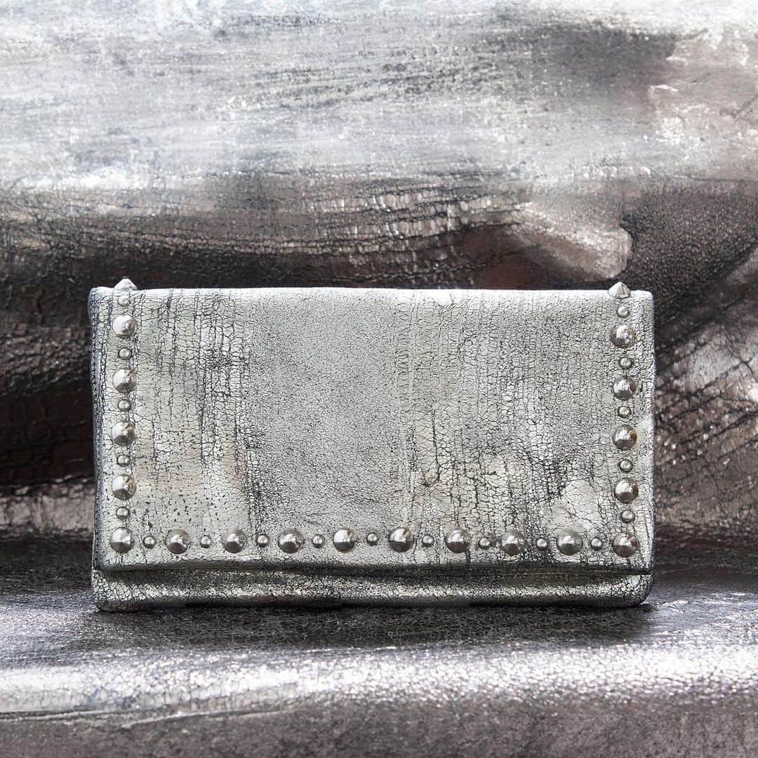 キャリーンコルデロのインスタグラム：「Turns heads in your every day and add the final touch to your outfits this holidays with the NEW glamorous Sula Nico Clutch in our Premium platinum leather!   #luxuryhandbags #leatherbags #designerhandbags #fashionaccessories #womenstyle #handbaglover #leathergoods #luxuryfashion #baggoals #clutch #clutchbag #luxuryfashion #silver #silverfashion #silverbag」