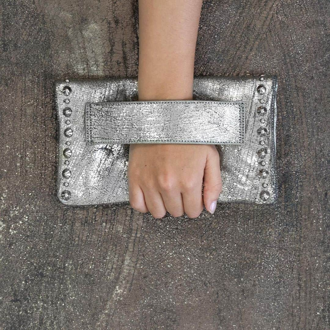 キャリーンコルデロさんのインスタグラム写真 - (キャリーンコルデロInstagram)「Turns heads in your every day and add the final touch to your outfits this holidays with the NEW glamorous Sula Nico Clutch in our Premium platinum leather!   #luxuryhandbags #leatherbags #designerhandbags #fashionaccessories #womenstyle #handbaglover #leathergoods #luxuryfashion #baggoals #clutch #clutchbag #luxuryfashion #silver #silverfashion #silverbag」11月16日 6時17分 - calleencordero