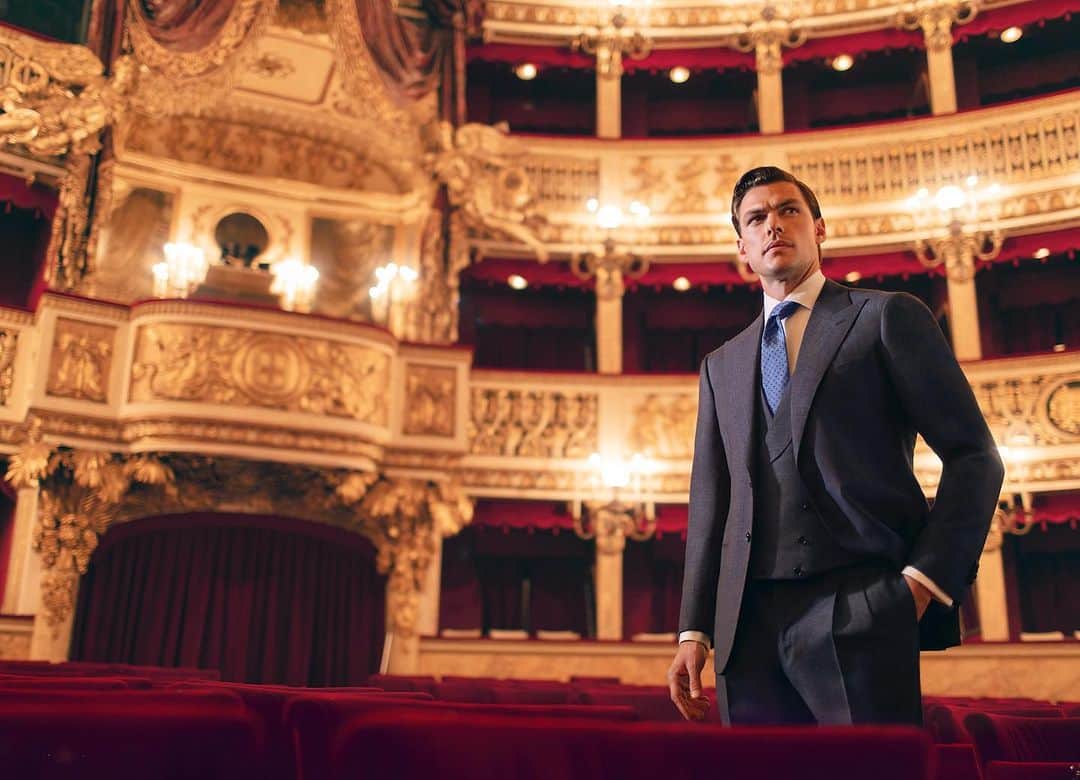 チェザーレ アットリーニのインスタグラム：「We’re really proud to this partnership: our timeless elegance meets the awesome timeless beauty of San Carlo Theatre, an authentic Neapolitan and Italian #heritage.  Find out more about this story on our website www.cesareattolini.com    #CesareAttolini #TimelessElegance #CesareAttoliniNapoli  #Attolini  #AttoliniNapoli #Sartoria #Tailoring #Handmade #PreciousHands #MasterTailor #MadeByHands #Bespoke #BespokeTailoring #ExclusivelyHandmade #Jacket」