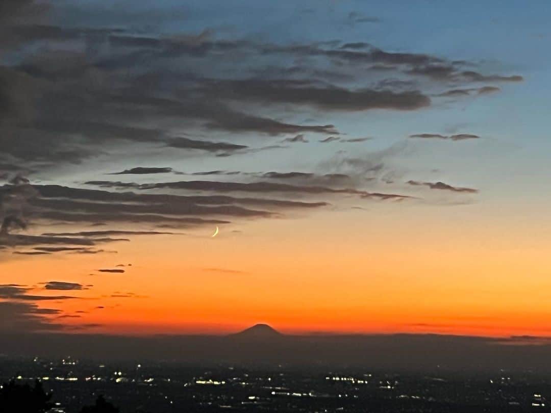 深沢邦之さんのインスタグラム写真 - (深沢邦之Instagram)「出会った景色(^^) たまたま タイミングが合った 一期一会の景色 色の美しさ 予想もしていない 富士山も見れて 三日月と共に🌙 とっても 得した気分でした😁 4枚目 山頂に到達したけど また 歩き出しました👍 どこへ行くの？！😁 #深沢邦之チャンネル で検索して その行方を チェックしてください😁 北アルプスの 玄関口である 燕岳登山✌️ その様子をYouTubeに 上げています！ チェックしてみて！！ そして 高評価 チャンネル登録 お願いします🙇‍♀️ 　　ふかふかチャオ」11月16日 6時31分 - fukasawakuniyuki
