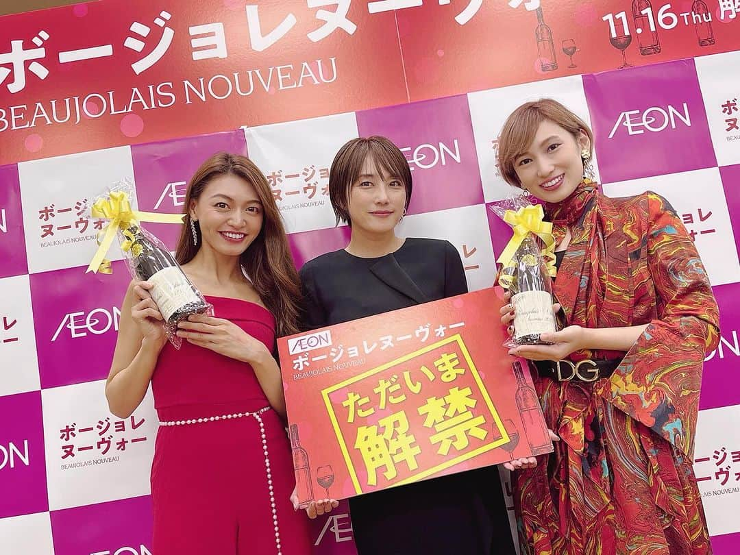 細田阿也のインスタグラム：「#beaujolaisnouveau  #イオンボージョレヌーヴォー   日付変更線の関係で世界でいち早くボージョレ楽しむことができる日本！  特別に営業時間延長頂いた イオン津田沼にて  毎年お会いできるのが楽しみで 演奏する姿に見惚れる  習志野市出⾝のフルート奏者 @hayashiaimi_flute  林愛実さんと  サックス奏者の @yuri.saxophone  中村友⾥さんによるコンサート や、  カーブ‧デ‧シャトー‧デ‧ロージュの⽣産者「ミッシェル」さんとマスターソムリエ⾼野豊さんによるワイン講座、 おすすめヌーヴォーの紹介、素敵な景品が当たるお楽しみ抽選会など開催された #ボージョレヌーボー2023 カウントダウンイベント！  久しぶりに解禁の瞬間 お越しいただいた皆様と 乾杯を行えました👏✨  高野ソムリエも太鼓判を押す 今年のボージョレ🥹  これからのパーティシーズンに🍷　#イオンリカー　で様々なヌーヴォーを♡  @aeonliquor_official  #習志野ソーセージ　さま ジューシーで旨味甘味が広がり美味しかったです🥹」