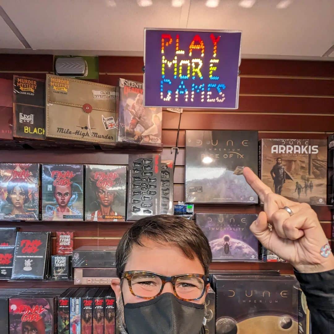 ウィル・ウィトンのインスタグラム：「Stopped at my friend's game shop on my way to get my haircut, because I just needed to be surrounded by tabletop games and RPGs. Like the way it feels soothing and safe to be in a library? That's how I feel when I go to Geeky Teas.   I picked up a couple indie RPGs, a book for my godson, and visited with the shop cat, Mr. President, who I think I helped name forever ago. He's a good boy who will maybe let you pet him once or throw his mouse for him, but he's so busy keeping the shop up, he just doesn't have time for snuggles.   Anyway, last time I was in the shop, I didn't see this sign, and because it's something that's become something of a catch phrase for me, I got all excited and geeked out by it.  Play more games!」