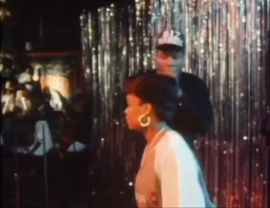 エブロ・ダーデンのインスタグラム：「This footage is amazing!  Credit: @luvvjones__ New York, 1986: Roxanne Shanté with Biz Markie, LL Cool J at his grandma house & Doug E. Fresh. Footage from a short documentary aimed to shed light on hip-hop culture: Big Fun In The Big Town⁣ ⁣ A Dutch filmmaker, journalist, and rap fanatic Bram Van Splunteren stepped into the city for one intense week in 1986. He was armed with five things: a camera crew, a map, a deep respect for the hip-hop artform, a list of phone numbers, and a burning desire to get to the bottom of what this still-growing subculture was all about. By the time he left, he had the answers he needed, along with a treasure trove of golden video footage. ⁣ ⁣ But hip-hop and its cultural birthplace shared other important characteristics, too: the desire to always be original, a hustle-to-survive ambition, and – if the stars aligned – the ability to come out on top, no matter what the odds.⁣ ⁣ @imroxanneshante @llcoolj @therealdougefresh 🖤✨️⁣ _________________________________⁣ #roxanneshante#bizmarkie#hiphop⁣ #80s#rap#newyork#melanin#rapper⁣ #llcoolj#rap#blackhistory#blackculture  #RP @realpeterock」