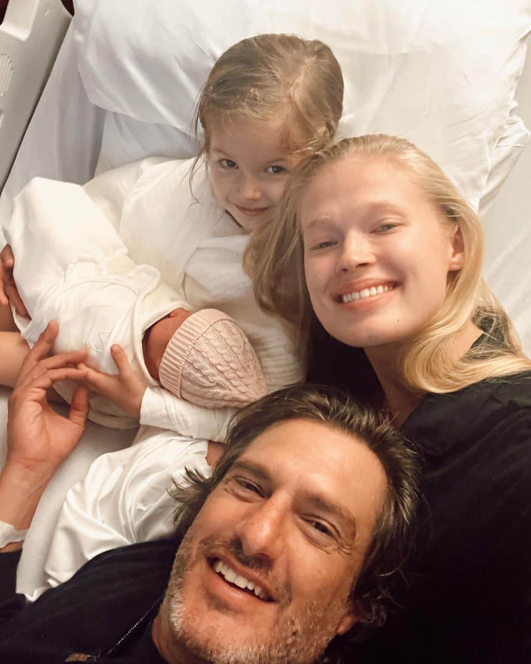 ヴィタ・シドルキナのインスタグラム：「AURORA is here 🤍 I don’t even know where to start… I’m truly on cloud nine ☁️ Welcome to the world our baby AURORA, and happy birthday, Allegra! Two sisters born on the same day, exactly 5 years apart. November 15 will forever be our special day.」