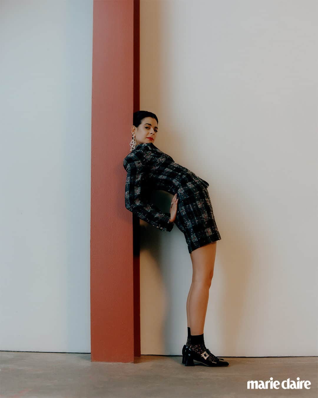 マリクレールさんのインスタグラム写真 - (マリクレールInstagram)「@ariamialoberti’s plan was to get a Ph.D. But while studying ancient rhetoric—and doubting her career trajectory—Loberti heard about a casting call for the series adaptation of a book she loved: ‘All the Light We Cannot See.’  “I just thought I might enjoy the audition, and when it came time for them to reject me, I wanted to ask if they could see someone like me getting involved in local theater,” Loberti tells us.  Instead, she was cast as the series’ lead. Like the character she portrays, Loberti is legally blind herself, and spent much of her life fighting off unwanted attention. And while she’s still getting used to the spotlight, she's ready to step into it. Link in bio to read the full interview. photos: @jingyulin_ / @netflix」11月16日 6時41分 - marieclairemag