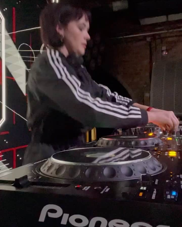 DJ Mel Clarkeのインスタグラム：「Old skool vs new skool 🫶🏻」