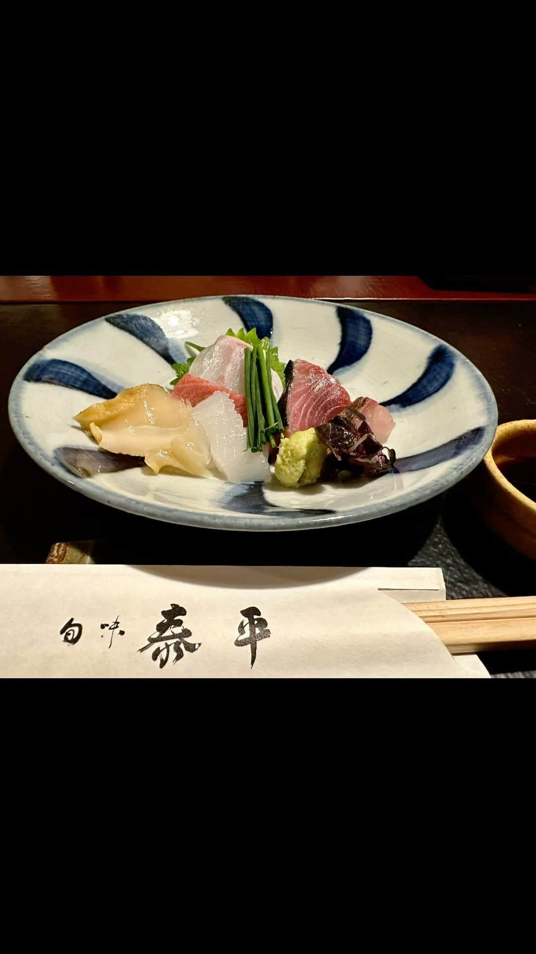 黒田アーサーのインスタグラム：「昨日の夜はこれまた福井の名店  日本料理の｢泰平」さんでした😋  越前蟹メスのセイコガニ🦀  ズワイガニ🦀の刺身、焼き、茹で。  またまた蟹🦀をたらふく頂きました！  そして解禁されたばかりのカモ🦆鍋‼️  美味しかった〜😍  ご馳走様でしたー‼️  #福井日本料理 #泰平 #越前ガニ #セイコガニ #ズワイガニ #カモ鍋」