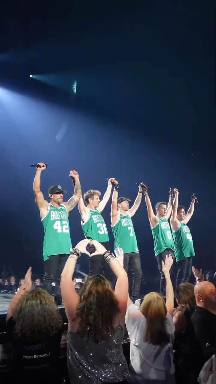ニュー・キッズ・オン・ザ・ブロックのインスタグラム：「We’re forever thankful for the very special moments like this with our beautiful Blockheads 🤖❤️ When we’re together, it’s always magic ♾️」