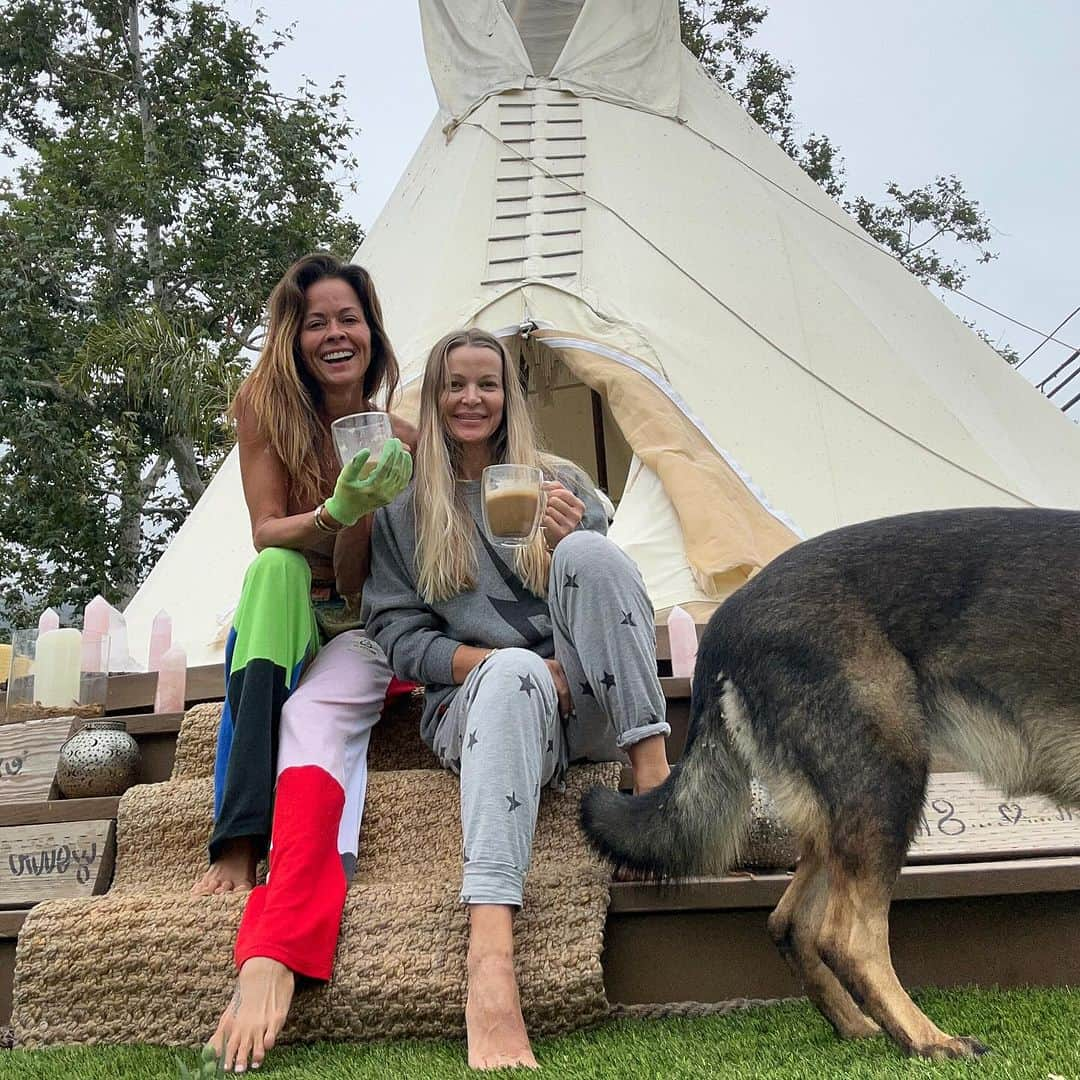 ブルック・バークさんのインスタグラム写真 - (ブルック・バークInstagram)「Here's a peak inside ⬅️ #teepee time @soulcreekwellness | a place for transformation, healing, discovery, freedom, a place where judgment does NOT live. Want to chat about circle healing?  Join me for another #iglive chat & Costa Rica #Bluezone #Longevity  discussion tonight. @yogando.style」11月16日 6時44分 - brookeburke