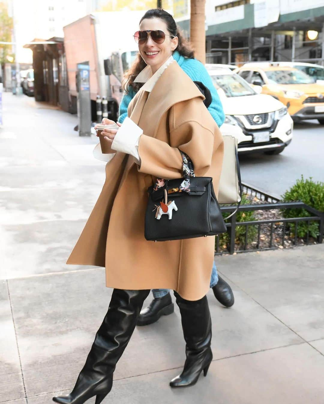 マイケルコースのインスタグラム：「#AnneHathaway steps out in a camel clutch coat from #MichaelKorsCollection in New York City.  Photographed by @ElderOrdonez1」