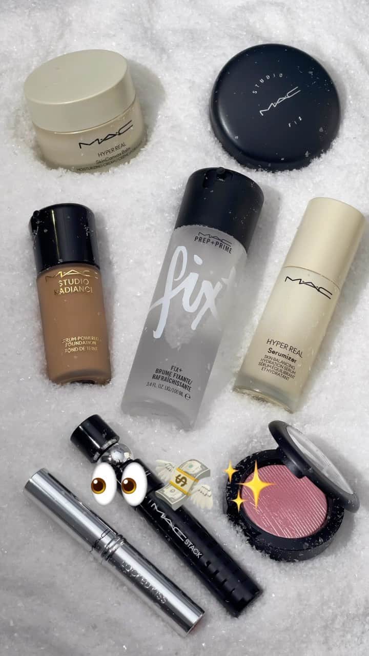 M·A·C Cosmetics Canadaのインスタグラム：「The girlies are gonna love this one. 💳💥  #BlackFriday savings start November 17 for M·A·C Lover loyalty members. Sign up at the 🔗 in bio.」