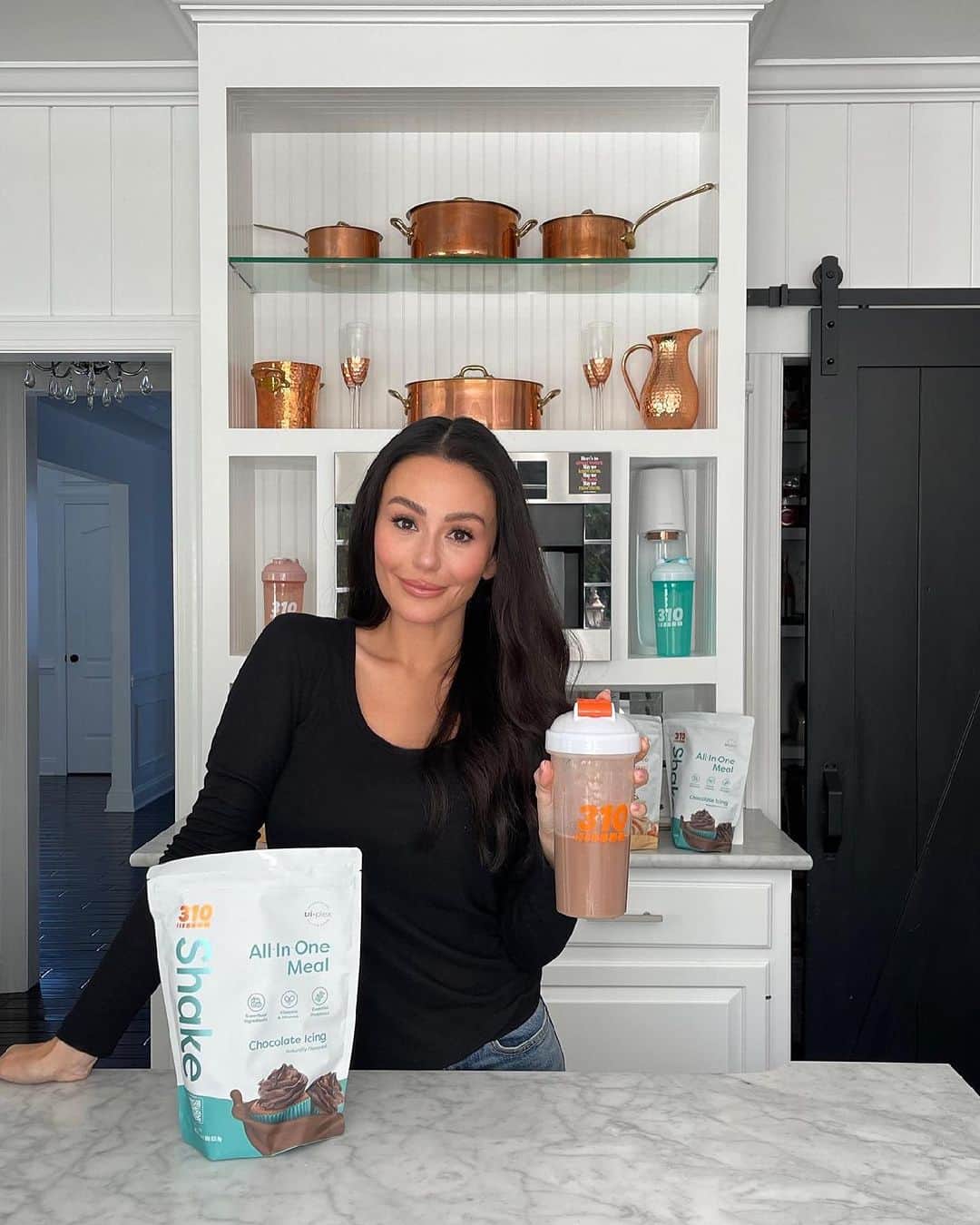 ジェイワウのインスタグラム：「They’re back!! 🍫🍰 I helped develop my signature flavors Vanilla Cake and Chocolate Icing with @310nutrition three years ago, and haven’t looked back. They’re made with plant based protein, 0 sugar, no artificial sweeteners, no soy, no gluten, no dairy, or nuts, and have an adaptogen blend. Grab them before they sell out with the link in my bio! #310nutrition」