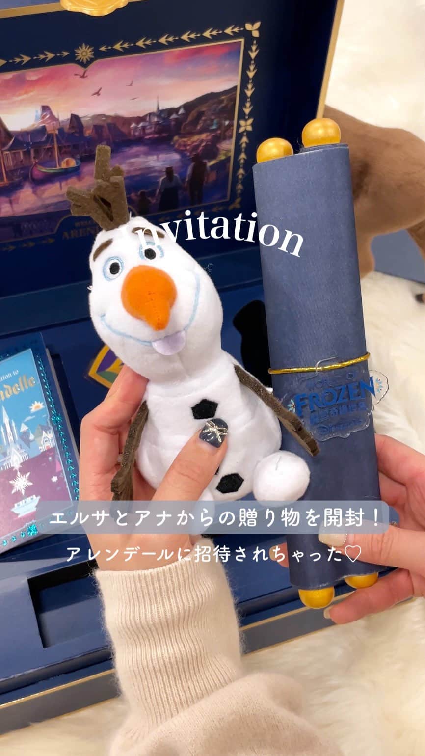 MERYのインスタグラム：「アナ雪新エリアや香港ディズニーランドでチェックしてほしいことがあればコメント欄で教えてね⛄  ❄️❄️❄️ エルサとアナから招待状が届いた？💌  香港ディズニーランドから 贈り物が届いたよ🎁 @hkdisneyland   ボックスを開けると・・・ なんと！エルサとアナからのアレンデールへの招待状でした🏰  オーナメントやオラフのキーチェーンも 可愛すぎる….☃️  香港ディズニーランドに新しくオープンする アナと雪の女王のエリア「ワールド・オブ・フローズン」に行ってくるので フォローして動画を楽しみに待っててね🌻  #HKDisneyland #WorldofFrozen #ワールドオブフローズン #Frozen #アナと雪の女王 #SummerSnowDay #夏の雪の日 #LetItGoLikeNeverBefore #LetItGo #香港ディズニーランド #Disneyland #Disney#ディズニーランド #ディズニー」