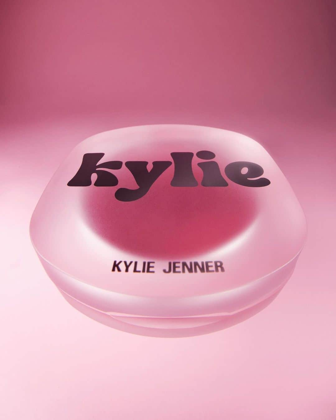 Kylie Cosmeticsのインスタグラム：「"one of my favorite cream blush formulas!" - @rischny 🥰 our 5 new shades are now available」