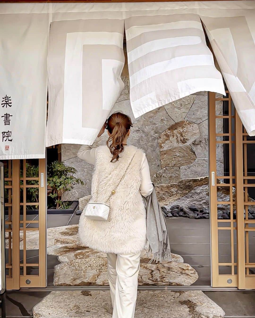 Yukicoのインスタグラム：「‥  @yukicolifecom 🫖💭  待ちに待ったアフタヌーンティーへ🤍  至る所のあしらいが素晴らしく センス溢れた極上の癒し空間✨ 居心地最高です🤍  アフタヌーンティーについてはリールを📹 14:00から 予約必須です✨ ※限定20食  @yukicolifecom  ——————————————————— 茶寮 楽書院 @rakushoin  兵庫県尼崎市三反田町３丁目３−１６ 時間: 11:00-18:00 土日は19:00まで  #hyogoprefecture  #rakushoin #楽書院 #茶寮楽書院 #肉ひつまぶし #牛ひつまぶし #アフターヌーンティー」