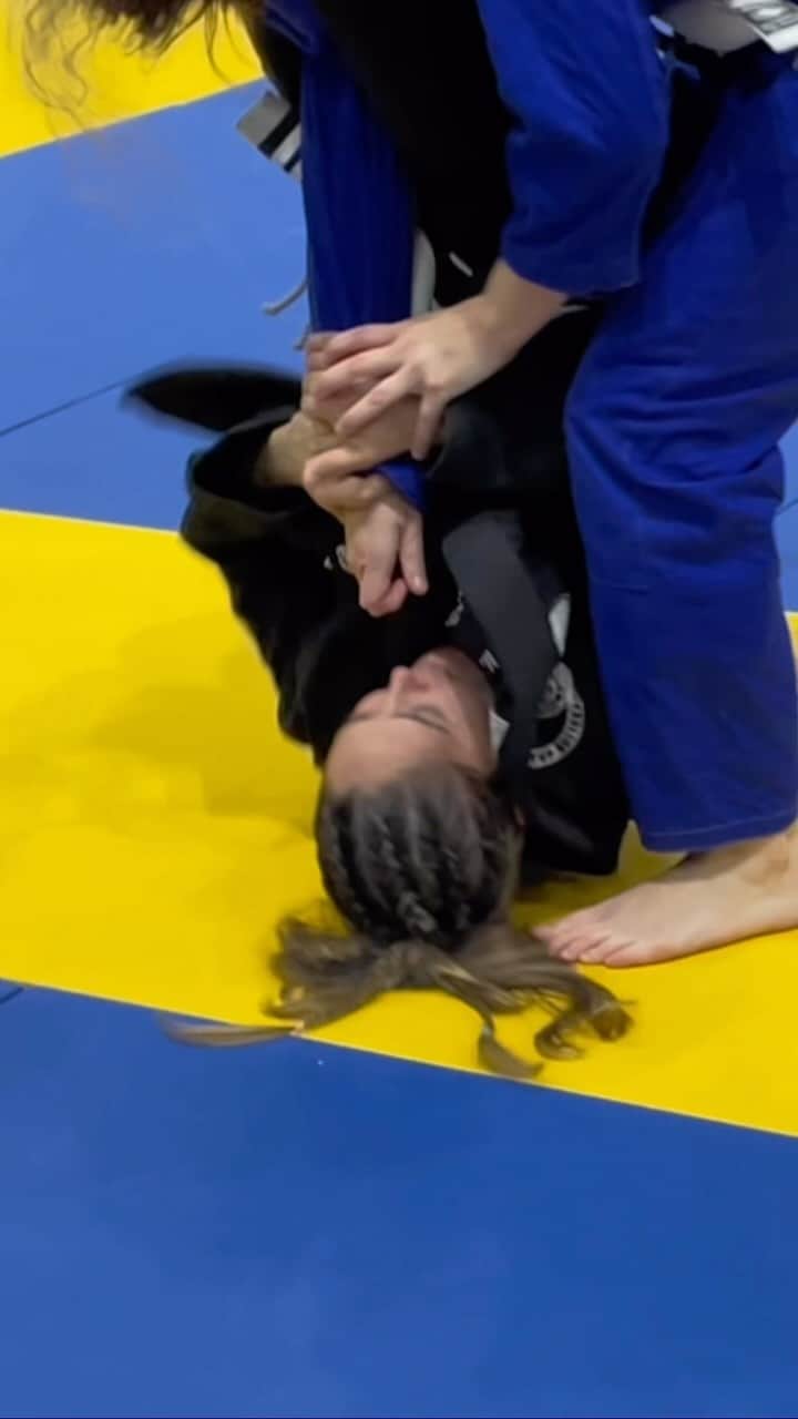 Tianna Gregoryのインスタグラム：「Competed in my first @ibjjf tournament this past weekend and won both my matches to get the gold. I’ve been putting in so much work on the mats and it feels so good to see my progress.  Thank you @moyabrand @bjjmoses @ethikagirls   #jiujitsugirl #wefightforcarlson」