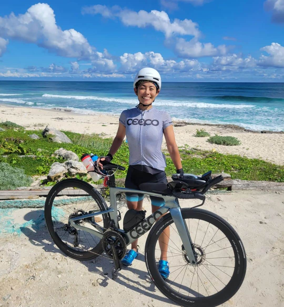 上田藍のインスタグラム：「. 🇲🇽　🇲🇽　🇲🇽　🇲🇽　🇲🇽　🇲🇽　🇲🇽　🇲🇽　🇲🇽  I'm back in Cozumel after 7 years. 🙌❤️ I will be competing in Ironman Cozumel on November 19.🏊️🚲️🏃☀️ #IRONMAN  #cozumelmexico🇲🇽  #aplacetoremember   🌴🌴　🏊️🌴🌴　🚲️🌴☀️　🌴🏃🌴　🌴  7年ぶりにメキシコのコスメルに戻ってきました🇲🇽✨ コスメルは2016年に世界選手権のグランドファイナルが行われた場所です🤗✨ 持ち味を活かしてランで5位まで追い上げて、世界ランキングを3位で終えて表彰をしてもらった思い出の場所です🌟....更に添えると、2015年に開催されたW杯では優勝をしています🥇🙌🎵  メキシコは、暑いレースが得意な私としてはとっても相性の良い国です☀️高地トレーニングでも何度も訪れてメキシコパワーをたっぷりもらっていました🇲🇽✨  そして今回は、アイアンマンのレースに挑戦となります‼️スイム3.8km+バイク180km+ラン42.195kmで繰り広げられるアイアンマン💪🔥  現地入りをして、今日は昔も利用したパターンで、ホテルからランで移動をしてプールで調整メニューを行ってきました🏃🏊️🏃 アスリートで賑わっていたので、コースをシェアして泳いでいたのですが、最後まで一緒に泳いでいた選手と話をしたらお互いプロカテゴリーで出場するということで意気投合(笑)😀写真も撮りました☀️  その後は、晴れているうちに(昼過ぎから雷雨予報⛈️)、バイクコース1周60kmを下見ライドに行ってきました🚲️🌴☀️  7年前には行っていなかったコスメル島を奥までグルリと1周するコースで、ずーーーーーっと絶景が広がっていました。海も空も青くて島の内側の木々の緑とのコントラストが自然をより深く感じさせる風景でした😲✨  レースまでの数日間、しっかり丁寧に仕上げていきたいと思います🤗🌿 皆様、ぜひ応援のほど、宜しくお願いいたします☀️  レース本場は...  🌟11月19日(日) 🌟プロ女子スタート：07時02分 　（日本時間・同日＝21時02分）  🌟IRONMAN Cozumel  https://www.ironman.com/im-cozumel  🌟IRONMAN LIVE  https://www.ironman.com/live  🌟IRONMAN Tracker app  https://www.ironman.com/app-tracking-information ＊スマートフォンにアプリをダウンロードして大会を選択、選手名を入力していただくと、チェック時の位置や順位、ペースが確認可能となります🏊️🚲️🏃📲✨  #アイアンマンコスメル🇲🇽 #思い出の場所🤗✨ #メキシコは相性抜群の国☀️ #トライアスロン #上田藍 #感謝🌿」