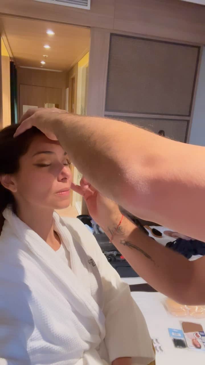 ロゼリン・サンチェスのインスタグラム：「Getting ready for @latingrammys Person Of The Year with @paulanthonylove and listening to OLAS Y ARENAS from BORINQUEÑA 💕💕  Cantada por una servidora 😘  #sevilla」