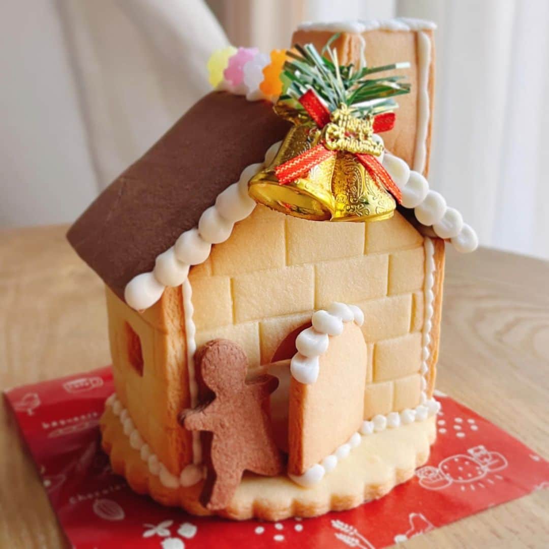 トテンのインスタグラム：「建設途中のお菓子の家🎅🏻 今月に入ってすぐ型紙を書き、生地を作って焼いて、試作を建て始め、 例年になく計画的だ！と自分を褒めていたところ急激なペースダウン(頑張り不足)により放置気味です😂  今年もお店に出していただけるので早く完成させなくては…🏃‍♀️📣  試作の未完成品ですが、経過報告でした🙇🏻‍♀️」