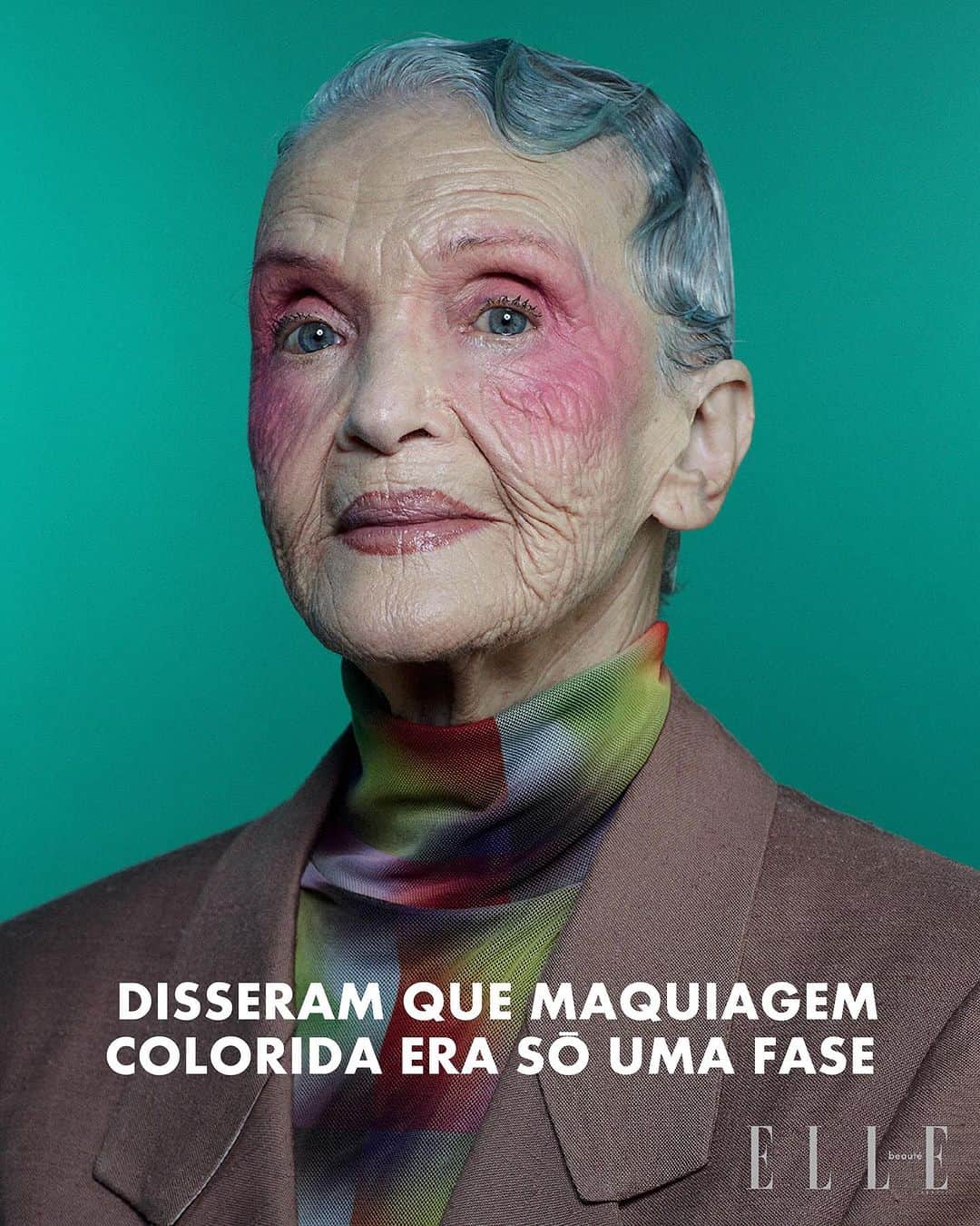 ELLE Brasilのインスタグラム：「Quem disse que há idade certa para brincar com maquiagens coloridonas? Na #ELLEBeauté, revista impressa dedicada ao universo da beleza que acabou de ser lançada, a gente prova que não. No editorial “Trem das cores”, tons vibrantes de verde, rosa e azul reforçam o otimismo que dirige a energia da temporada.  Já comprou a sua #ELLEBeauté? Se não, corra já na nossa lojinha do Instagram ou em http://elle.com.br!  Modelos: @deuzagoulart (Agência Rock MGT) @etalewainer e @mariajosemiss Fotos: @bobwolfenson Editor de Beleza: @pedrojcamargo_ Editor de moda: @lucasboccalao Beleza: @danielhernadezdh Coordenador de produção de moda: @diego_jagun Produção de moda: @thiiagotorres Diretora de Arte: @rafaelaranzani Produção executiva: @bellaaribeiro Tratamento: @taugeretouch Nail Design: @sandragoretti Assistente de beleza: @riccardoleal Assistente de foto: @flaviafaustino @anatonezzer Assistente de produção executiva: @manda_bomfim @ronaldojy」