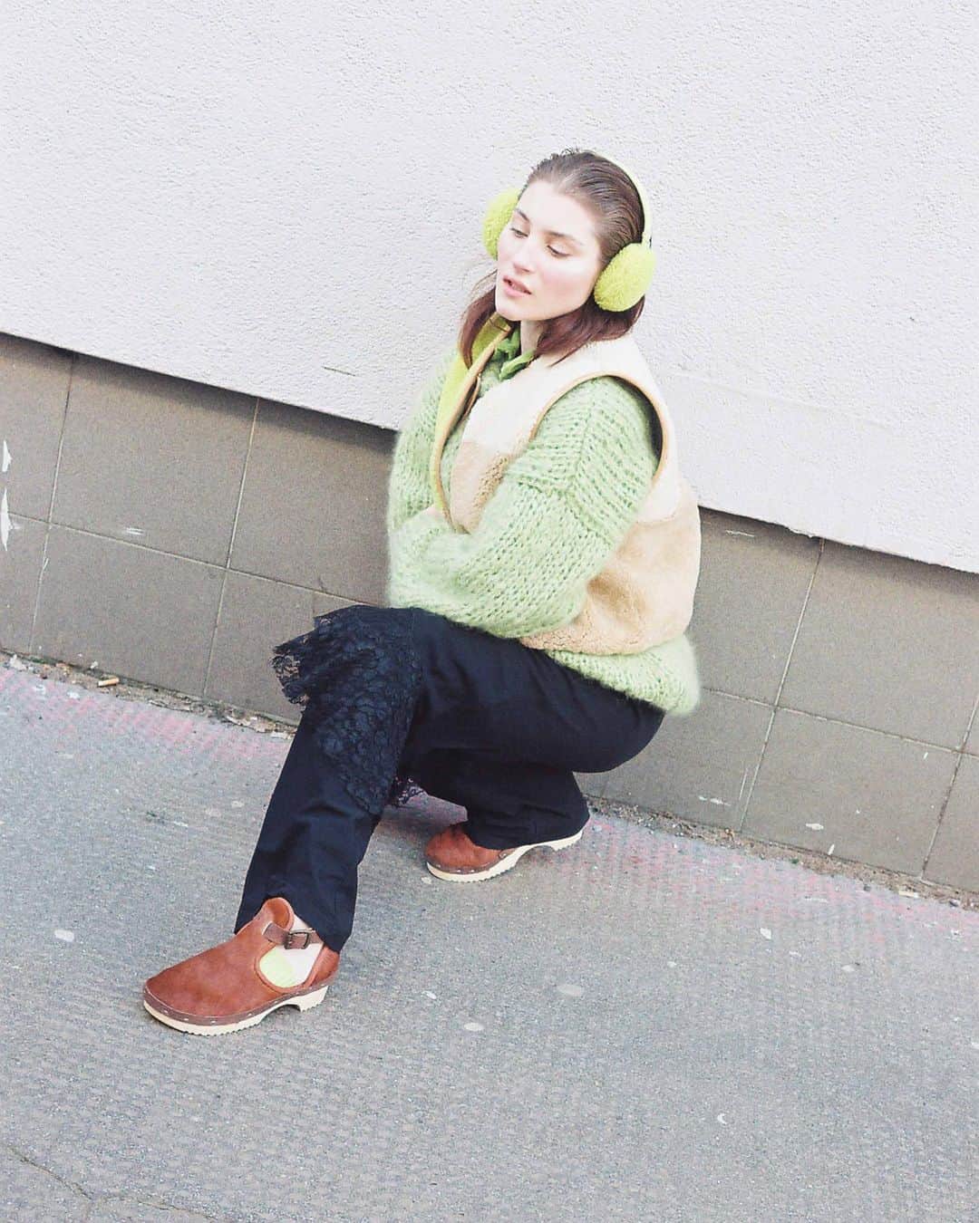 ロサモサのインスタグラム：「We dress from head to toe ❣️ + Let‘s start first with an utterly important part of us : 👂 + 👂!! + Our ear-warmers are sidewards size-wise adjustable and soft, and simply suuuuuper to wear ‼️ + #rosamosa #rosamosavienna #wien #vienna #earwarmers #earwarmer #earwarmerheadband #ears #warmears #AW23 #shearlingearmuffs #schleifmühlgasse #lovelove + photo @nekomunikata  styling @rike_hemedinger_  hair+make @paint_by_n」
